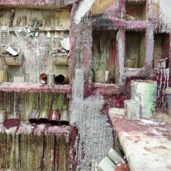 Seit mehr als 100 Jahren streichen die Maler der Firma Bacher an dieser Wand ihre Pinsel aus. Aus den unzähligen Farbschichten ist im Laufe der Jahre eine unglaubliche, farbenprächtige Struktur gewachsen. - © Alexander Bernold